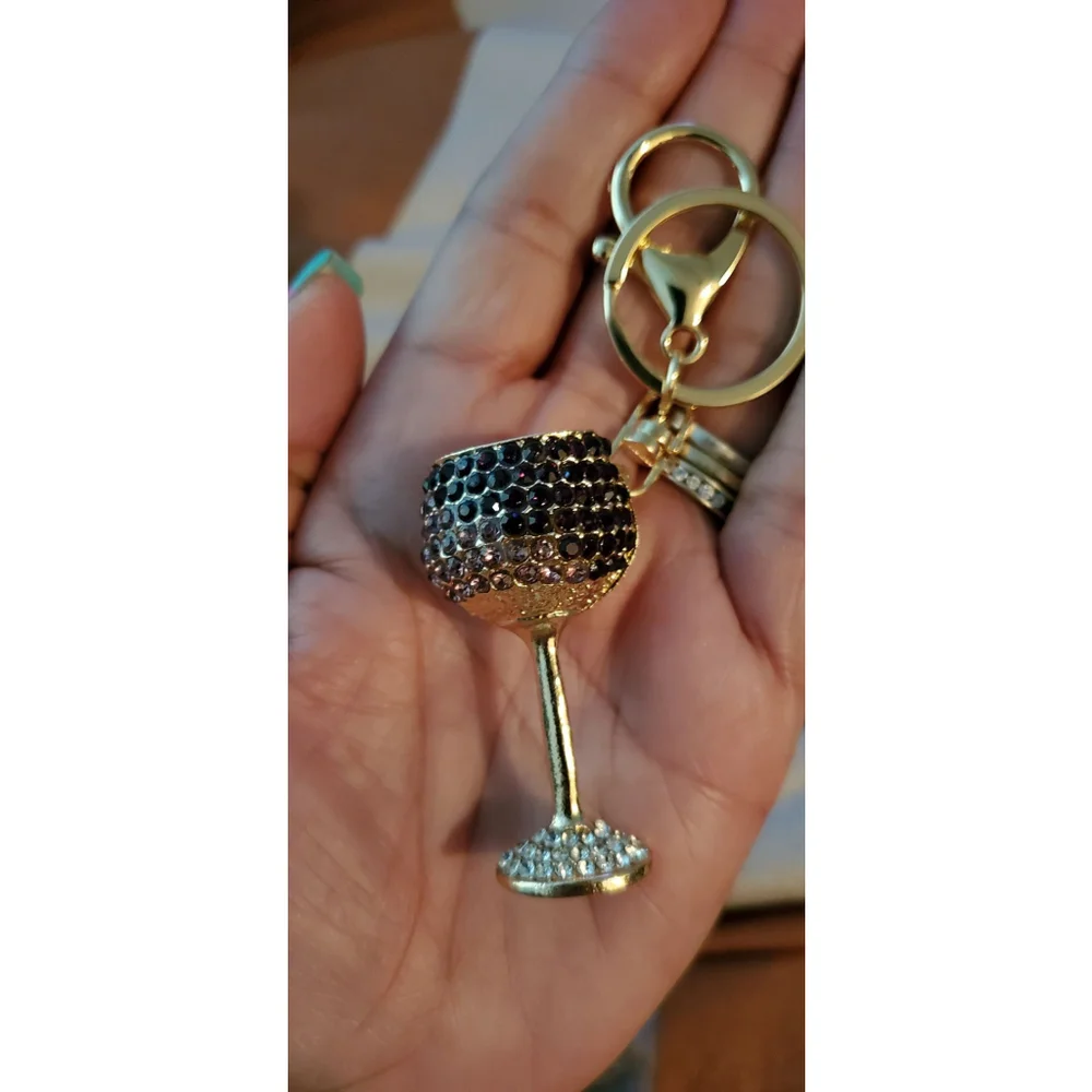 Elegant Crystal-Encrusted Wine Glass Keychain - Sparkling Rhinestone.